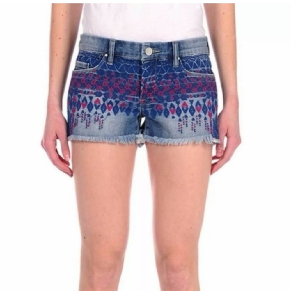 ✨BlankNYC Little Queenie Embroidered Jean Shorts